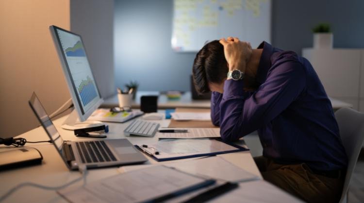 Homme stressé à son bureau