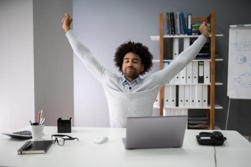 Homme au bureau qui s'étire